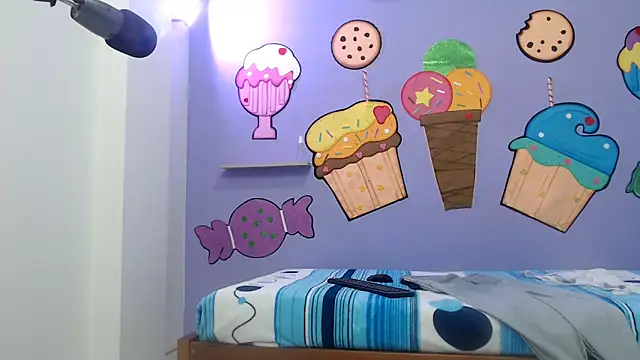 skinnykalitzo18 online show from December 1, 2025, 2:22 pm