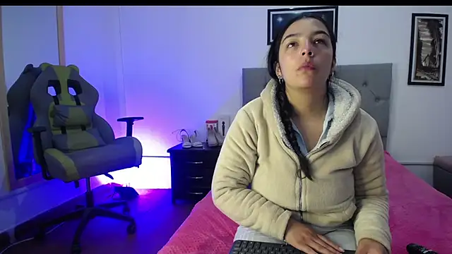 Esmeraldaa- online show from September 27, 2025, 5:01 am