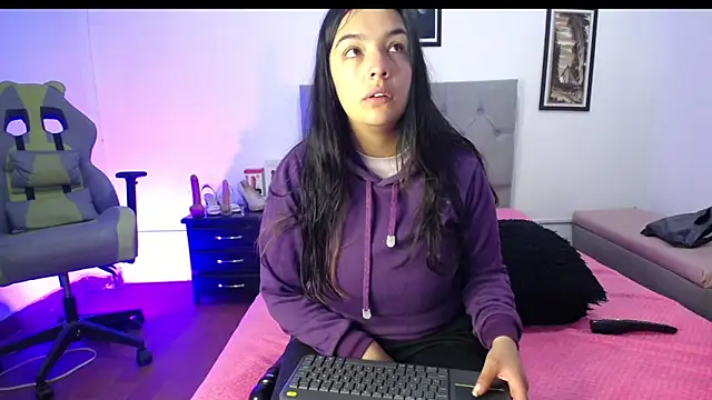 Esmeraldaa- online show from September 30, 2025, 4:28 am