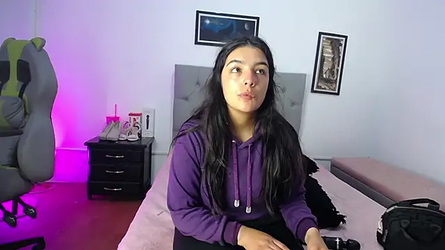 Esmeraldaa- online show from October 18, 2025, 4:59 am