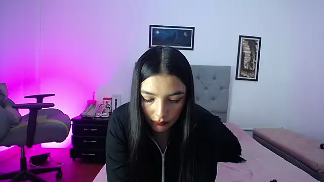 Esmeraldaa- online show from October 19, 2025, 4:46 am