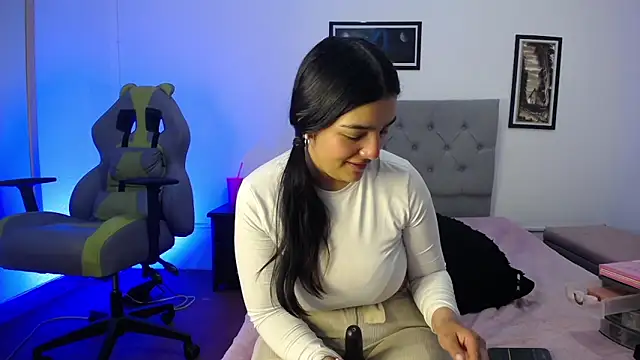 Esmeraldaa- online show from October 25, 2025, 4:20 am