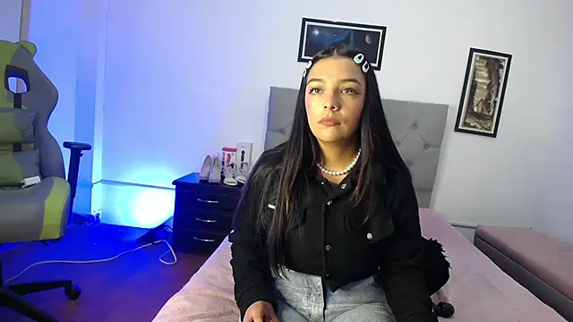 Esmeraldaa- online show from October 27, 2025, 4:27 am