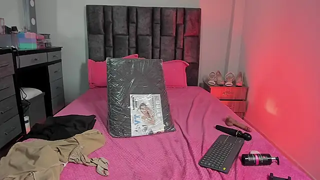 Esmeraldaa- online show from November 24, 2025, 11:21 am