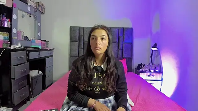 Esmeraldaa- online show from December 17, 2025, 5:24 am