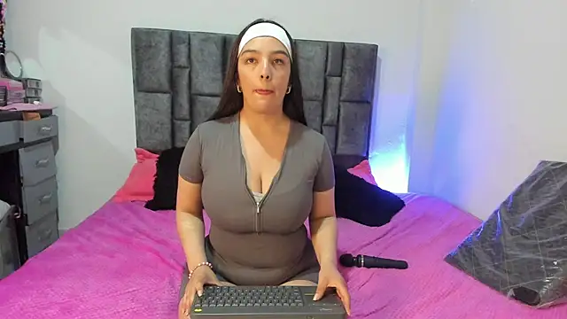 Esmeraldaa- online show from May 1, 2026, 11:42 pm