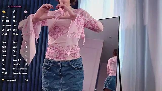 Snapshot of chloe_dreammm chatting on February 6, 2026, 12:19 pm chloe dreammm online show from February 6, 2026, 12:19 pm