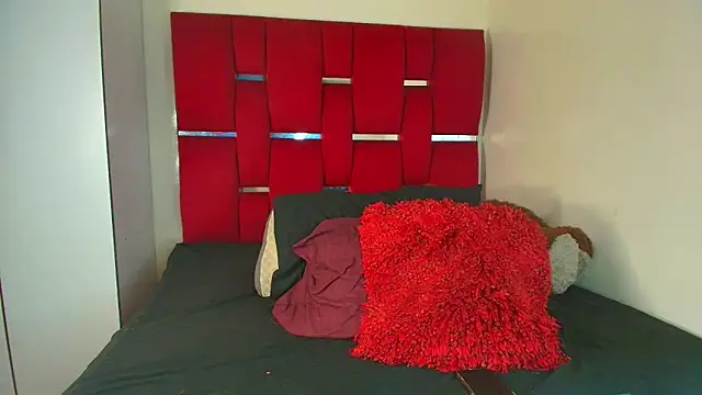 Camila hot ts online show from December 19, 2025, 2:13 pm