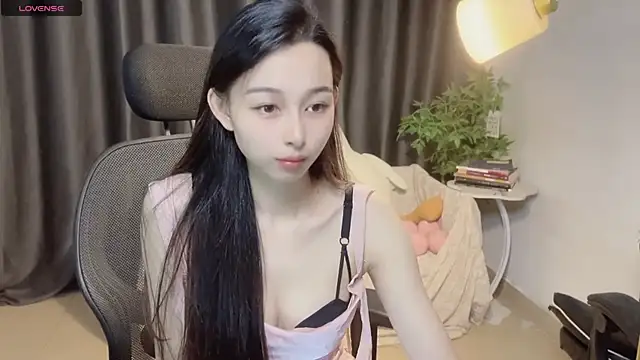 Yin-LL online show from October 10, 2025, 3:33 pm