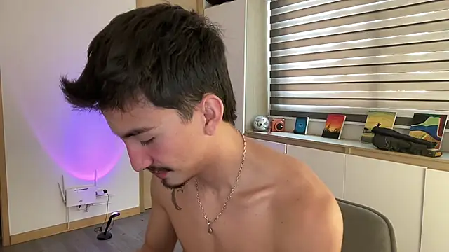 sweettaaron01 online show from November 24, 2025, 5:34 pm