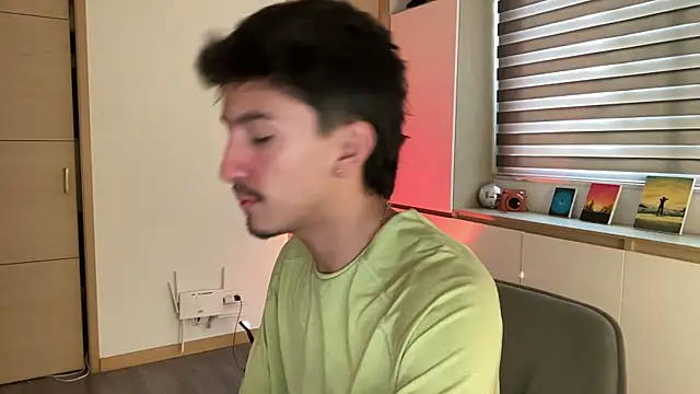 sweettaaron01 online show from December 15, 2025, 6:01 pm