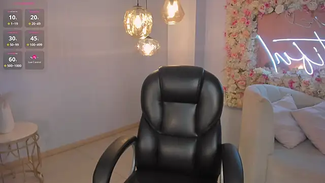 Snapshot of SarahYates chatting on April 14, 2026, 4:18 am SarahYates online show from April 14, 2026, 4:18 am