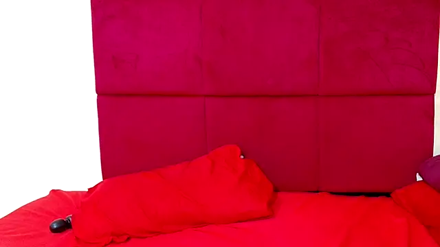 Snapshot of HugeTitisxx chatting on November 17, 2025, 2:56 pm HugeTitisxx online show from November 17, 2025, 2:56 pm