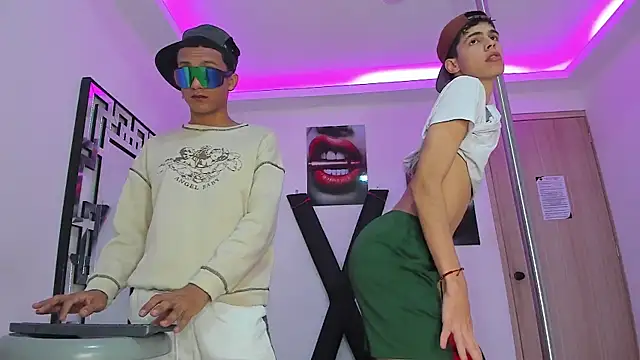 Snapshot of TWINKS_FRIENDS chatting on October 15, 2025, 7:08 am TWINKS FRIENDS online show from October 15, 2025, 7:08 am