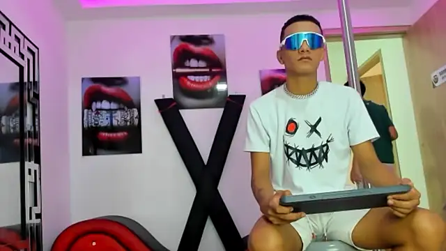 Snapshot of TWINKS_FRIENDS chatting on October 31, 2025, 7:20 am TWINKS FRIENDS online show from October 31, 2025, 7:20 am