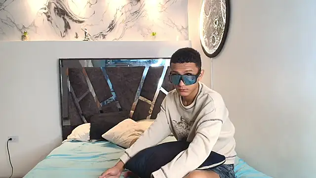 Snapshot of TWINKS_FRIENDS chatting on November 11, 2025, 7:41 am TWINKS FRIENDS online show from November 11, 2025, 7:41 am