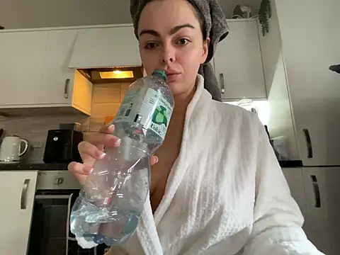 FrancescaXO online show from February 16, 2026, 9:27 am