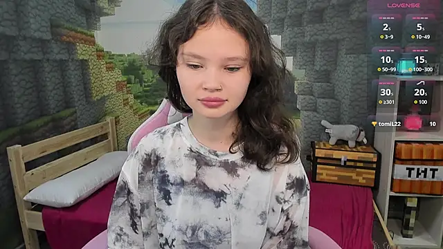 Snapshot of EmilyChaves chatting on October 15, 2025, 5:13 pm EmilyChaves online show from October 15, 2025, 5:13 pm