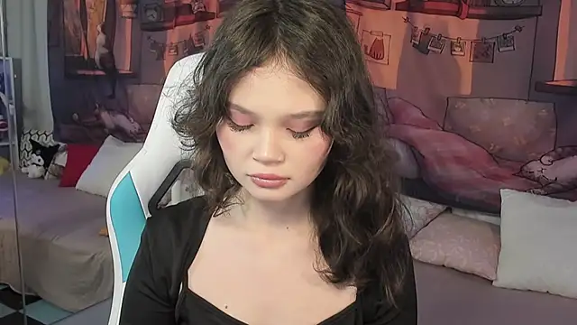 Snapshot of EmilyChaves chatting on November 18, 2025, 11:03 am EmilyChaves online show from November 18, 2025, 11:03 am