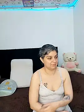 Snapshot of queemking chatting on February 3, 2026, 8:36 pm queemking online show from February 3, 2026, 8:36 pm