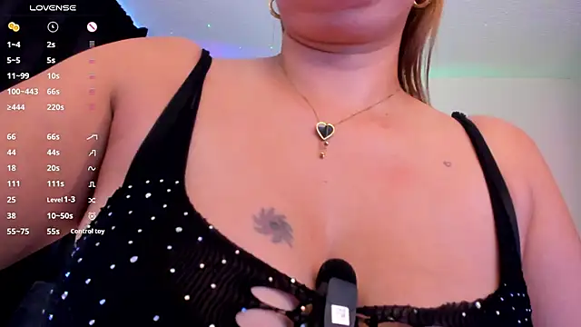 luciamature  online show from October 15, 2025, 8:53 pm