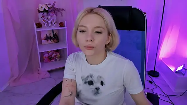 AuroraWrenfield online show from October 28, 2025, 4:38 am