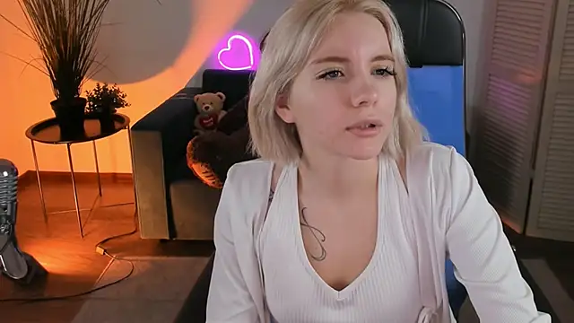 AuroraWrenfield online show from December 15, 2025, 2:05 am