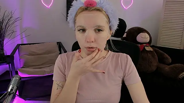 AuroraWrenfield online show from March 9, 2026, 4:27 am