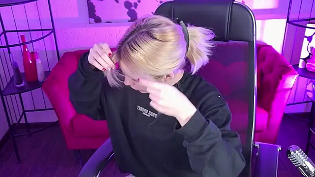 AuroraWrenfield online show from March 17, 2026, 1:21 am