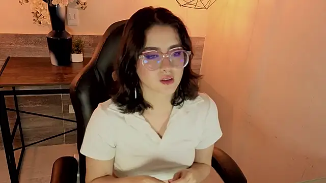 LiLLiAnderson online show from November 13, 2025, 11:53 am