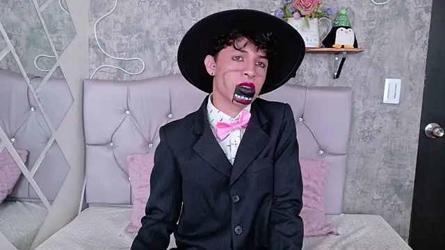 Axel  Evans online show from October 21, 2025, 1:12 pm