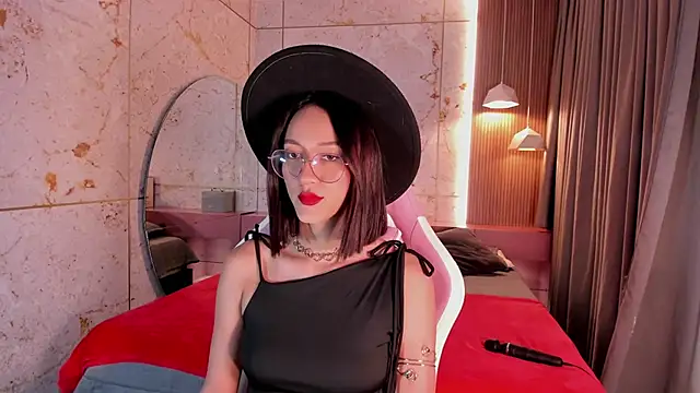 daphne courtis online show from November 19, 2025, 3:06 am