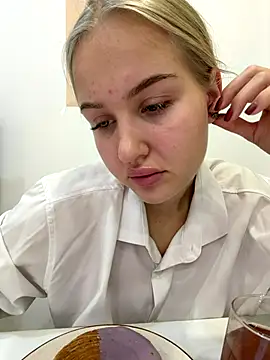 Snapshot of CandyVice chatting on November 11, 2025, 5:13 pm CandyVice online show from November 11, 2025, 5:13 pm