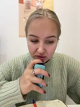 Snapshot of CandyVice chatting on November 12, 2025, 5:24 pm CandyVice online show from November 12, 2025, 5:24 pm