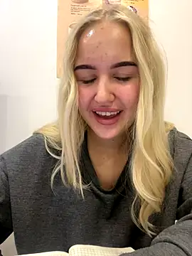 Snapshot of CandyVice chatting on December 3, 2025, 5:00 pm CandyVice online show from December 3, 2025, 5:00 pm