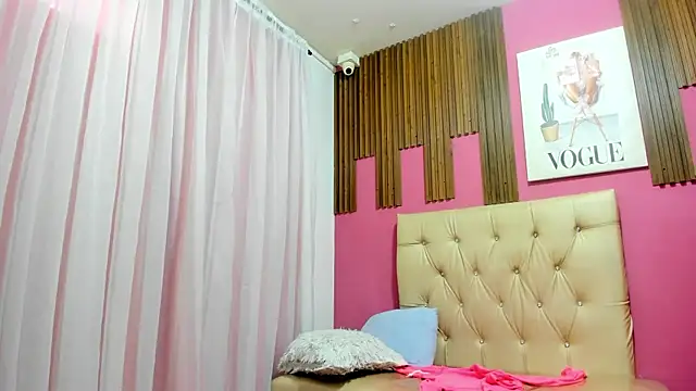 Snapshot of Lucia_Spear chatting on November 26, 2025, 1:23 pm Lucia Spear online show from November 26, 2025, 1:23 pm