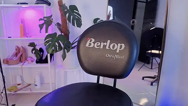 VickyGrey online show from November 18, 2025, 6:45 pm