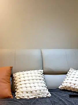 Lexiluv1 online show from December 14, 2025, 5:07 pm