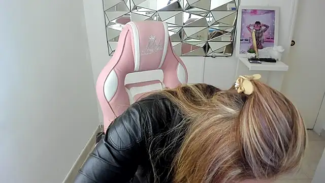 camixxx m online show from December 1, 2025, 12:32 pm