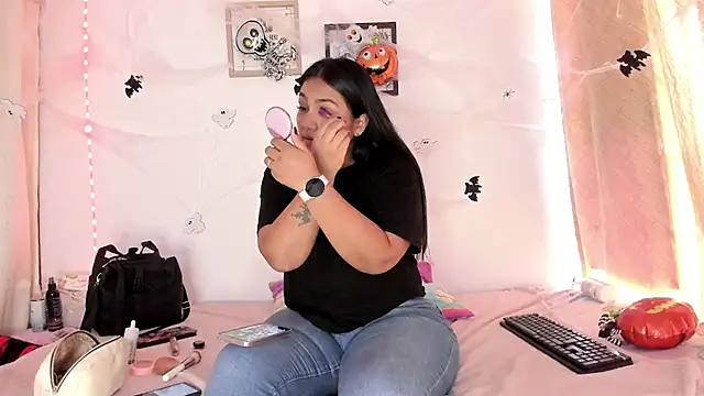 selena jhonson online show from November 2, 2025, 1:24 pm