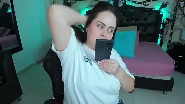 Snapshot of LolaVillalobos chatting on October 27, 2025, 2:21 pm LolaVillalobos online show from October 27, 2025, 2:21 pm