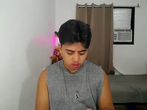 Hugecock2hundle intown online show from November 12, 2025, 4:51 pm