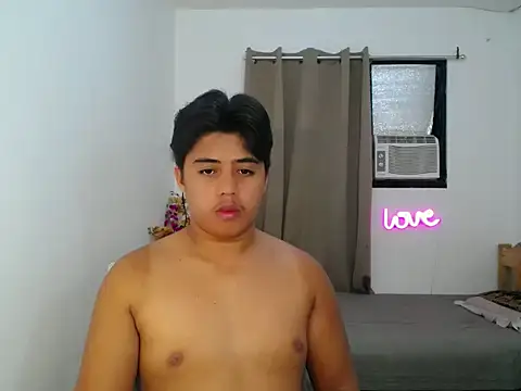 Hugecock2hundle intown online show from December 17, 2025, 11:27 am