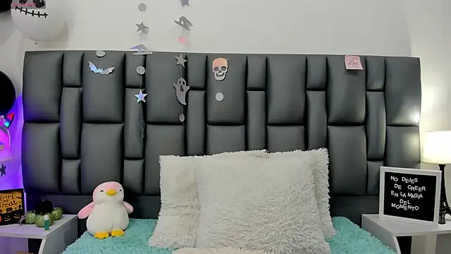 valeriasweet  online show from October 23, 2025, 8:07 pm