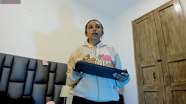 valeriasweet  online show from December 19, 2025, 5:31 pm