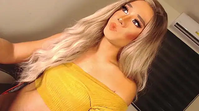 Snapshot of SissifyMeNow chatting on October 23, 2025, 12:10 am SissifyMeNow online show from October 23, 2025, 12:10 am