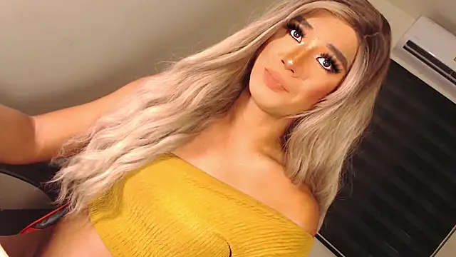 Snapshot of SissifyMeNow chatting on October 24, 2025, 12:41 am SissifyMeNow online show from October 24, 2025, 12:41 am