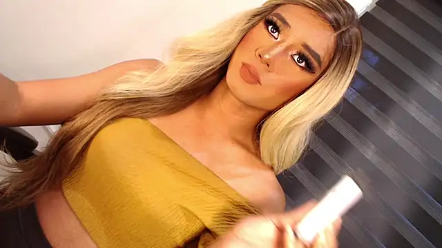 Snapshot of SissifyMeNow chatting on December 5, 2025, 1:47 am SissifyMeNow online show from December 5, 2025, 1:47 am