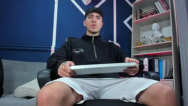 etham wolf  online show from November 18, 2025, 12:31 pm