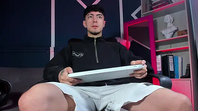 etham wolf  online show from December 5, 2025, 11:52 am